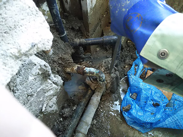 幸い下階への漏水に至らなかったものの、給水管・給湯管の劣化状況や配管ルートに問題がありました